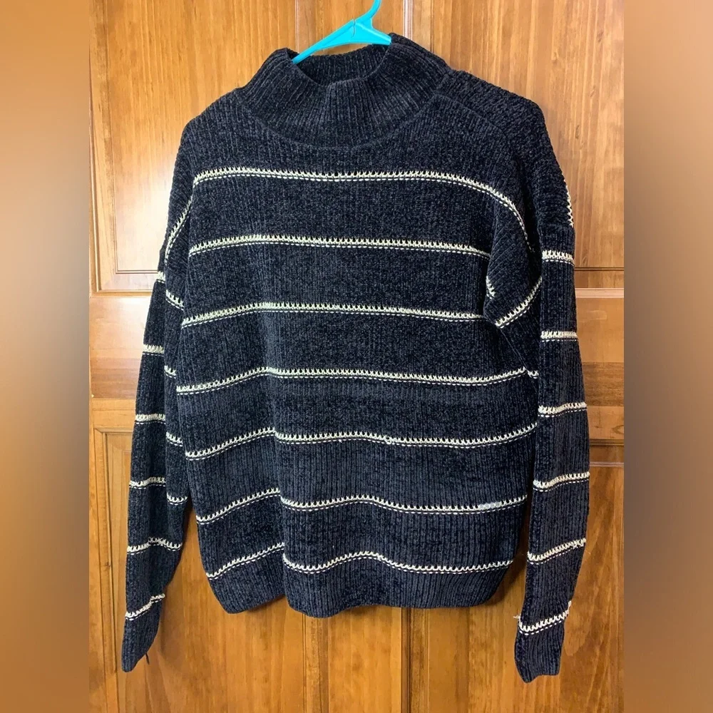Womens Rachel Zoe size Large black/gold lined sweater